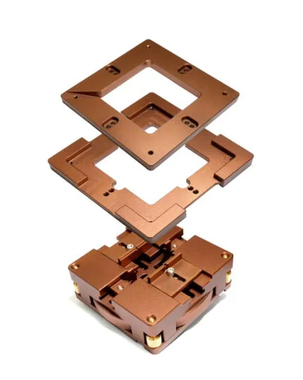 Supporto universale reballing BGA con centraggio automatico e morsetti magnetici per stencil.
